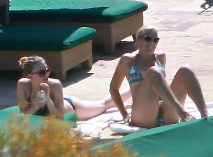 Scarlett Johansson, Busy Philipps Scarlett Johansson, Busy Philipps